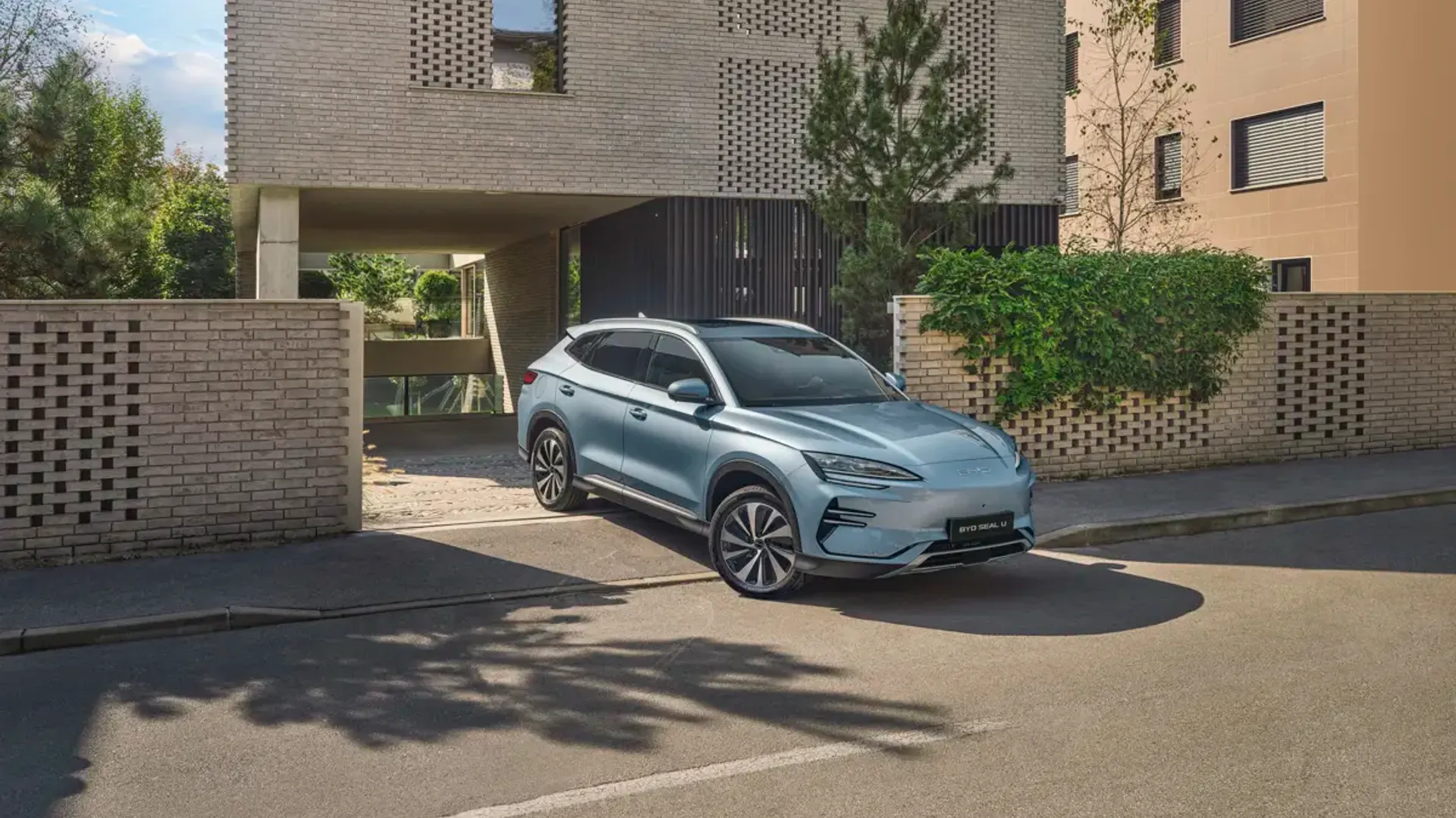 Elettronauti - BYD Seal U Design - Dark Grey - Esterno - Vista anteriore a tre quarti