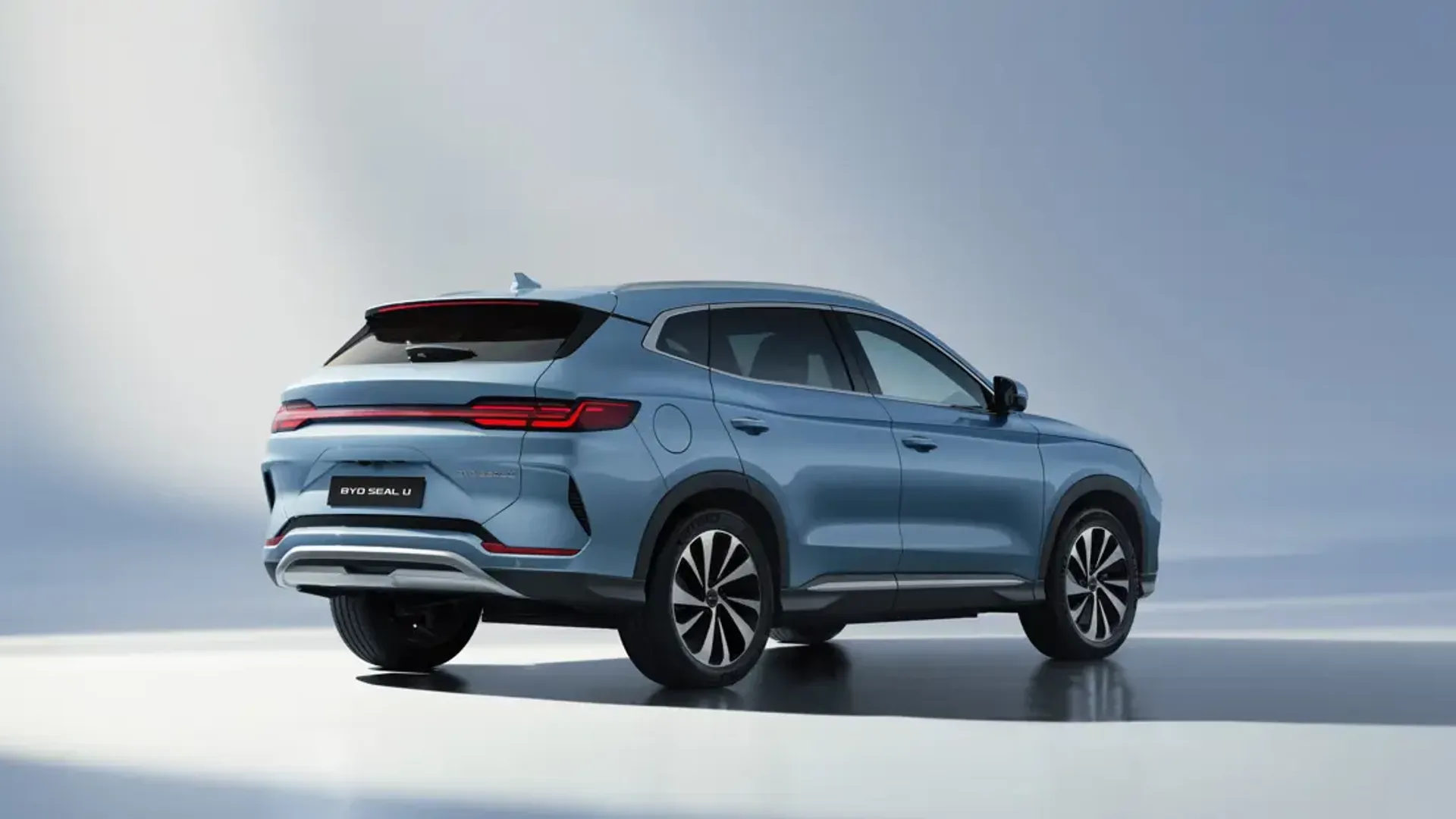 Elettronauti - BYD Seal U Design - Grigio - Esterno - Vista anteriore a tre quarti