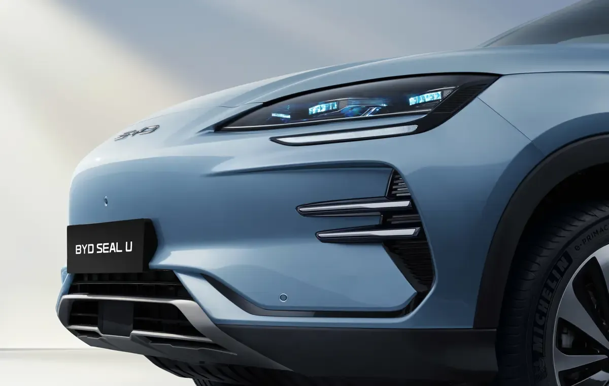 Elettronauti - BYD Seal U Design - Grigio - Esterno - Vista anteriore a tre quarti