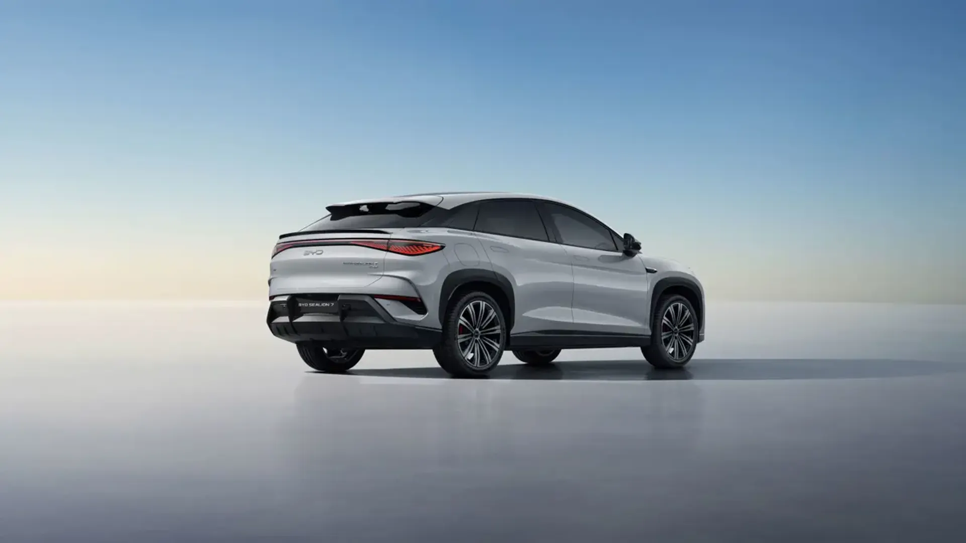 Elettronauti - BYD Sealion 7 Excellence - Dark Grey - Esterno - Vista anteriore a tre quarti