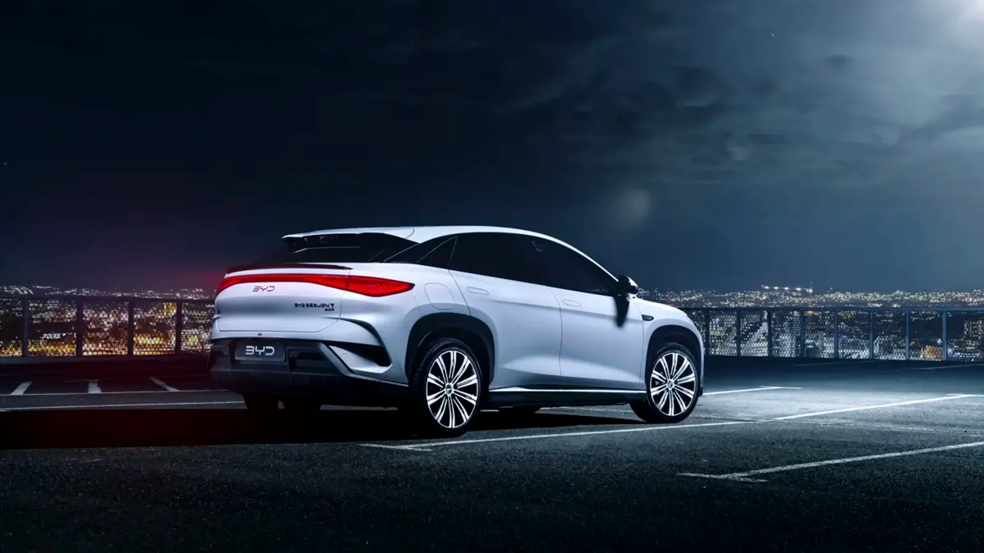 Elettronauti - BYD Sealion 7 Excellence - Dark Grey - Esterno - Vista anteriore a tre quarti
