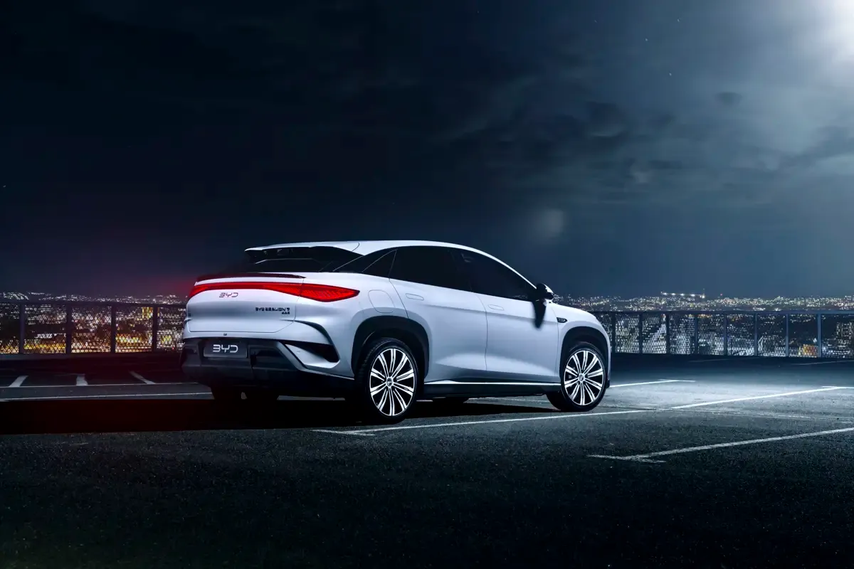 Elettronauti - BYD Sealion 7 Excellence - Dark Grey - Esterno - Vista anteriore a tre quarti