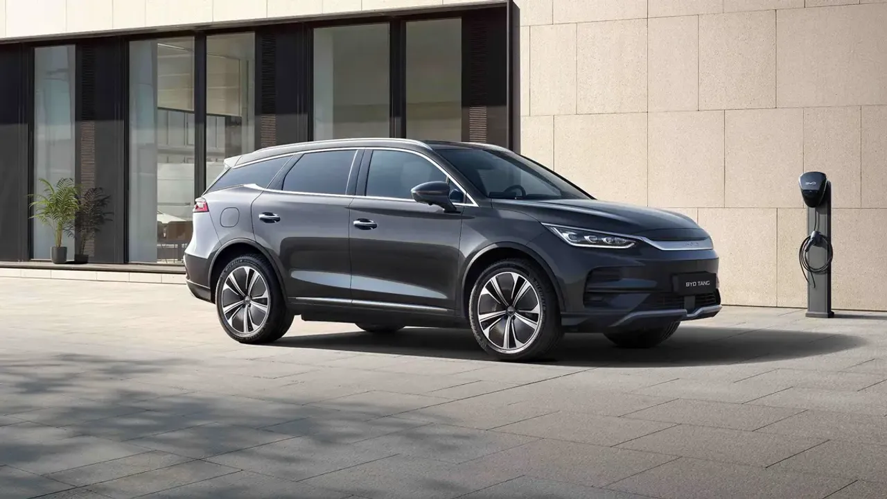 Elettronauti - BYD Tang 4x4 Long Range - Dark Grey - Esterno - Vista anteriore a tre quarti