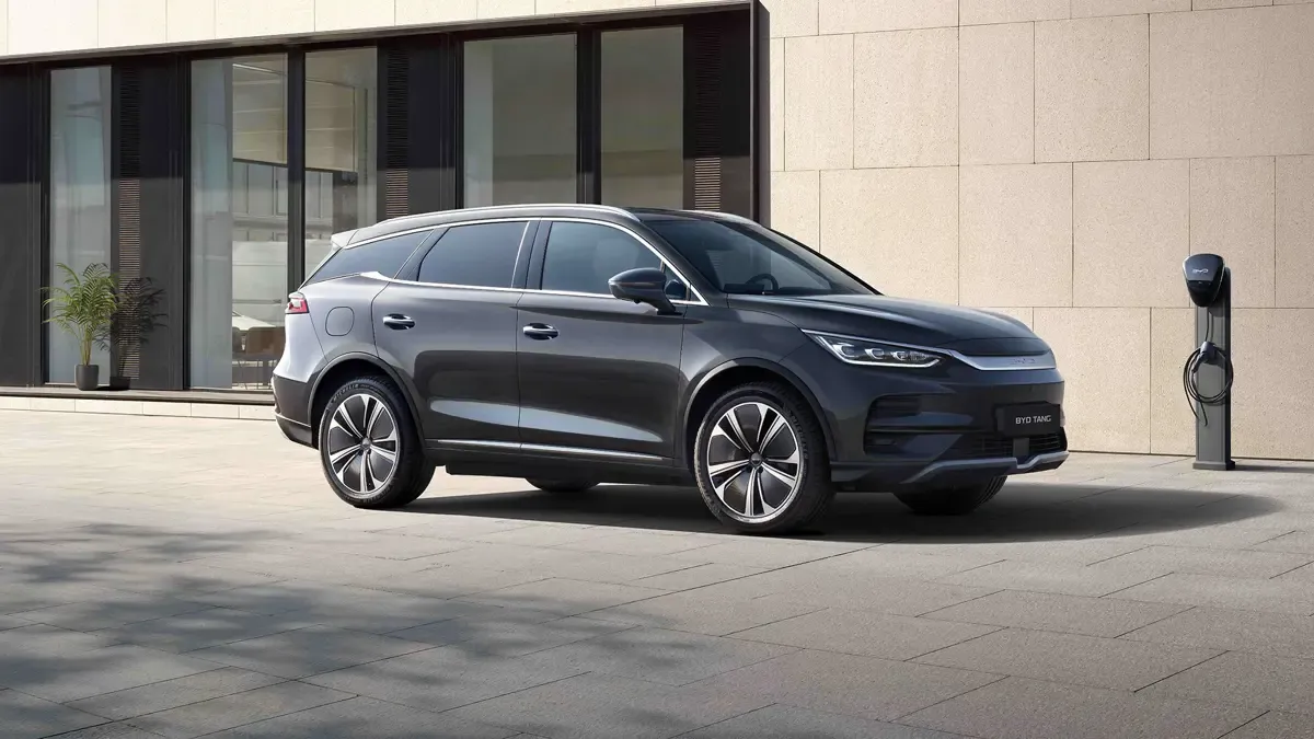 Elettronauti - BYD Tang 4x4 Long Range - Dark Grey - Esterno - Vista anteriore a tre quarti