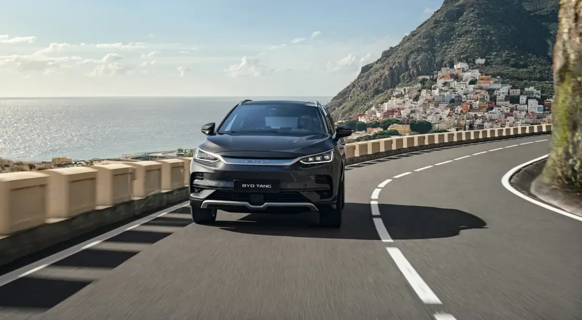 Elettronauti - BYD Tang 4x4 Long Range - Grigio - Esterno - Vista anteriore a tre quarti