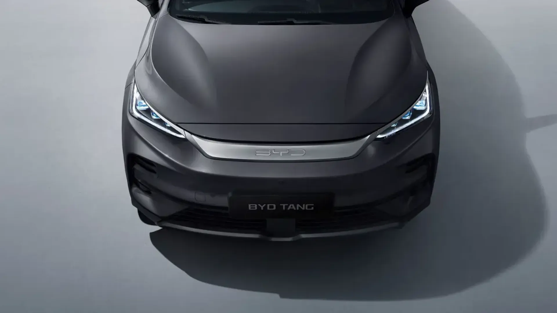 Elettronauti - BYD Tang 4x4 Long Range - Grigio - Esterno - Vista anteriore a tre quarti