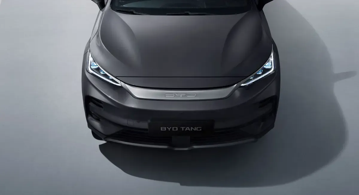 Elettronauti - BYD Tang 4x4 Long Range - Grigio - Esterno - Vista anteriore a tre quarti