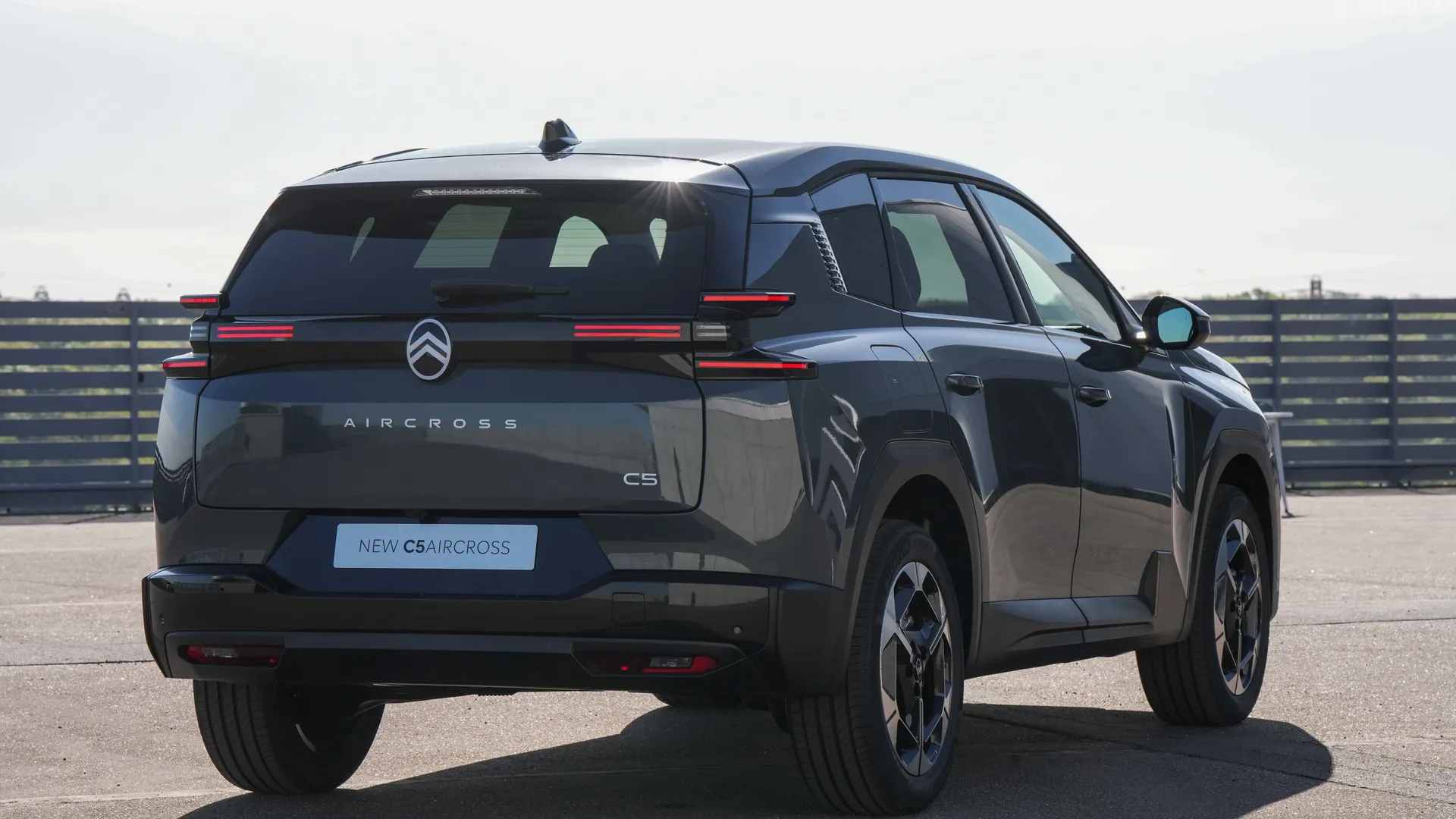 Citroen e-c5 Aircross Elettronauti vista posteriore