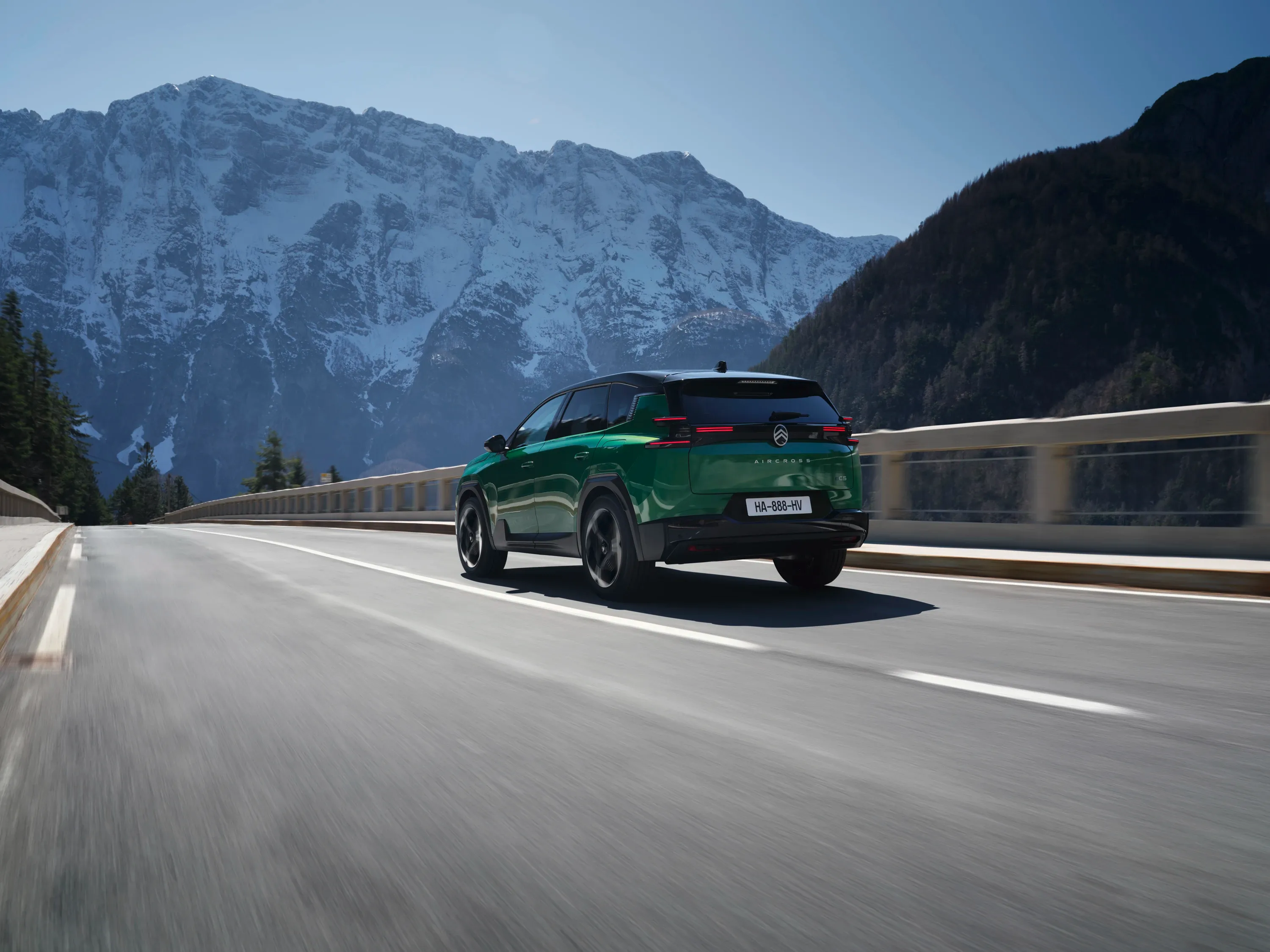 Citroen e-c5 Aircross Elettronauti in movimento