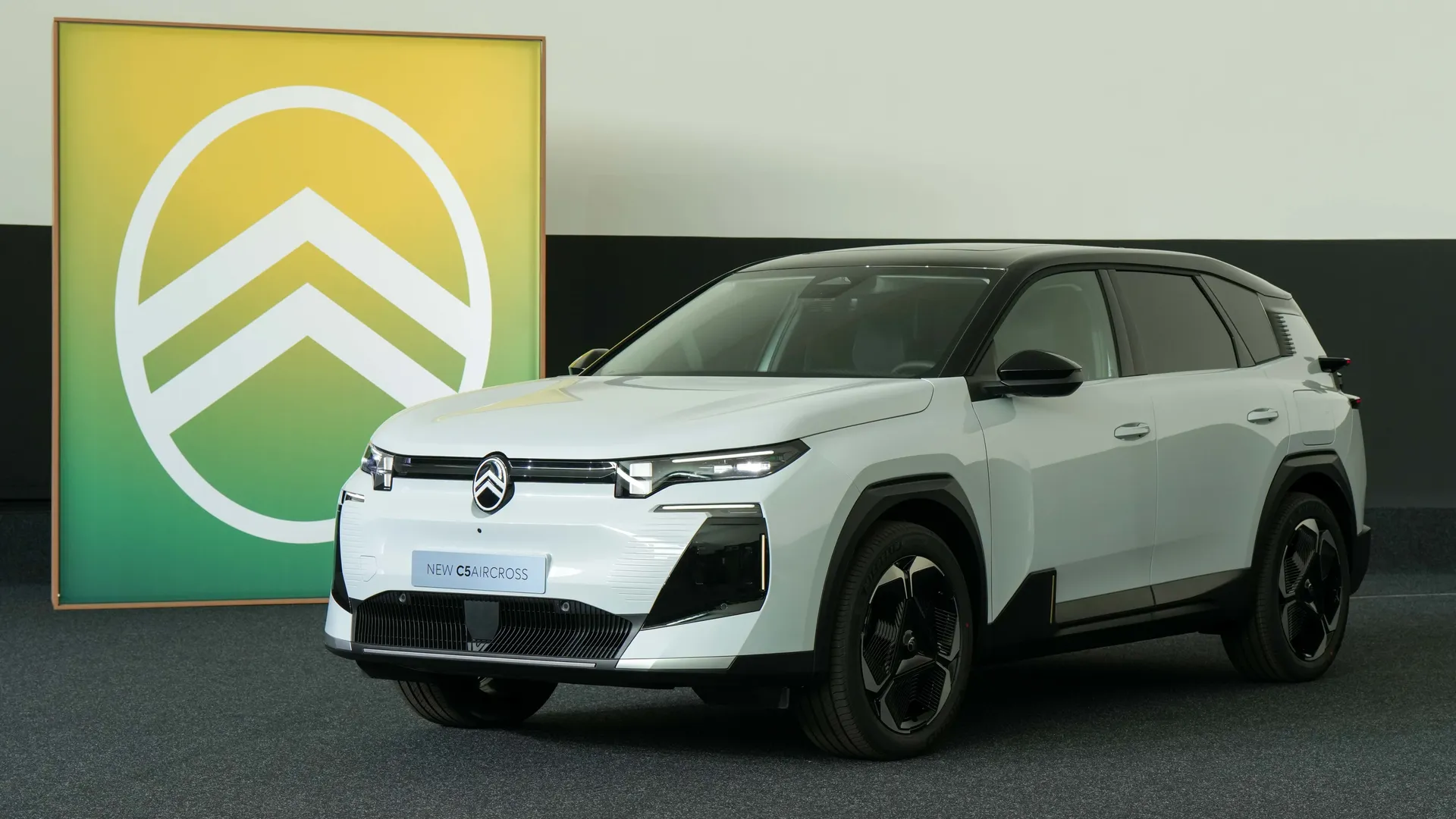 Citroen e-c5 Aircross Elettronauti anteriore bianca