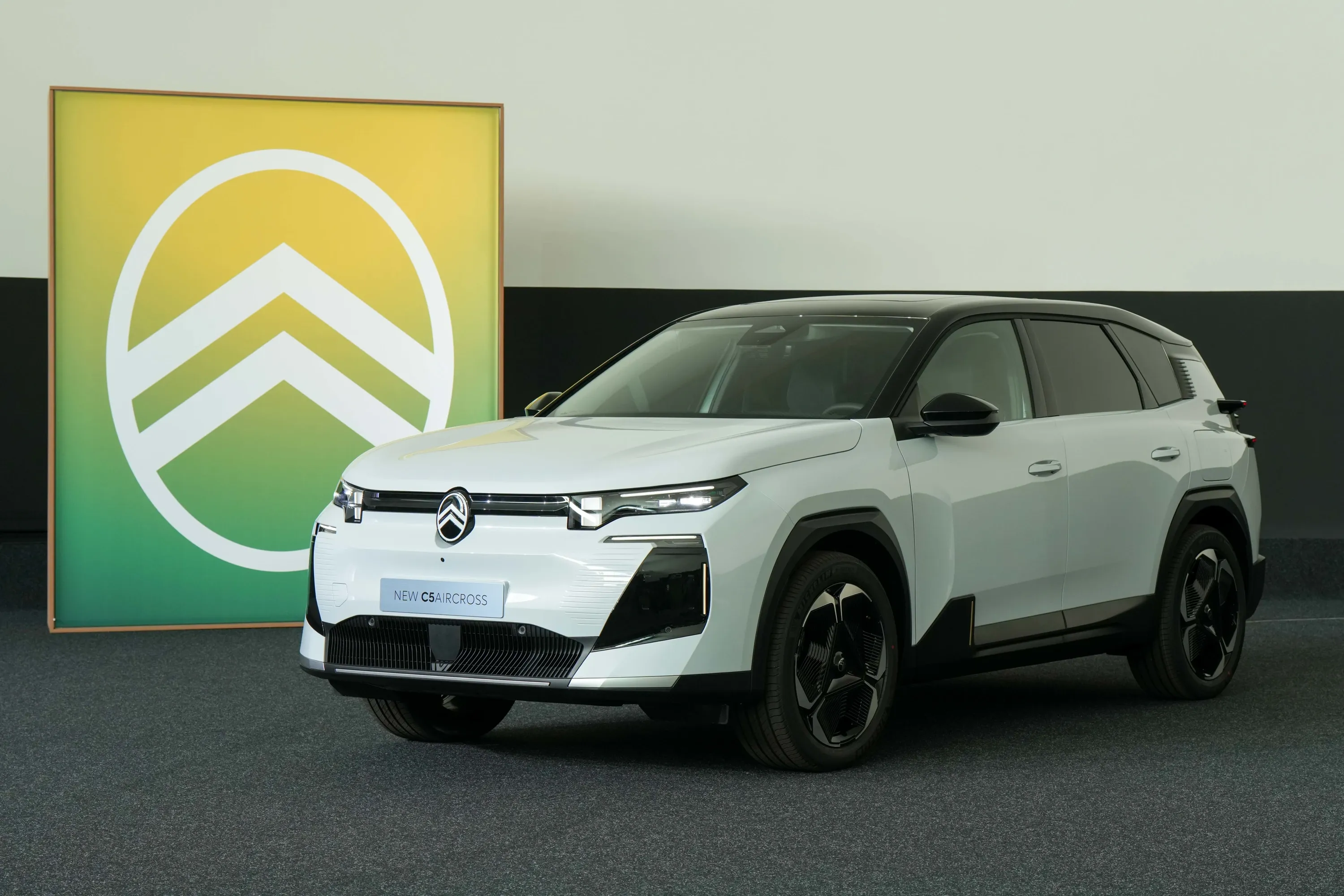 Citroen e-c5 Aircross Elettronauti anteriore bianca