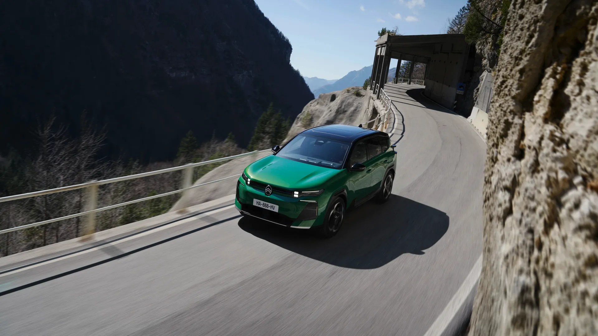 Citroen e-c5 Aircross Elettronauti in movimento montagna