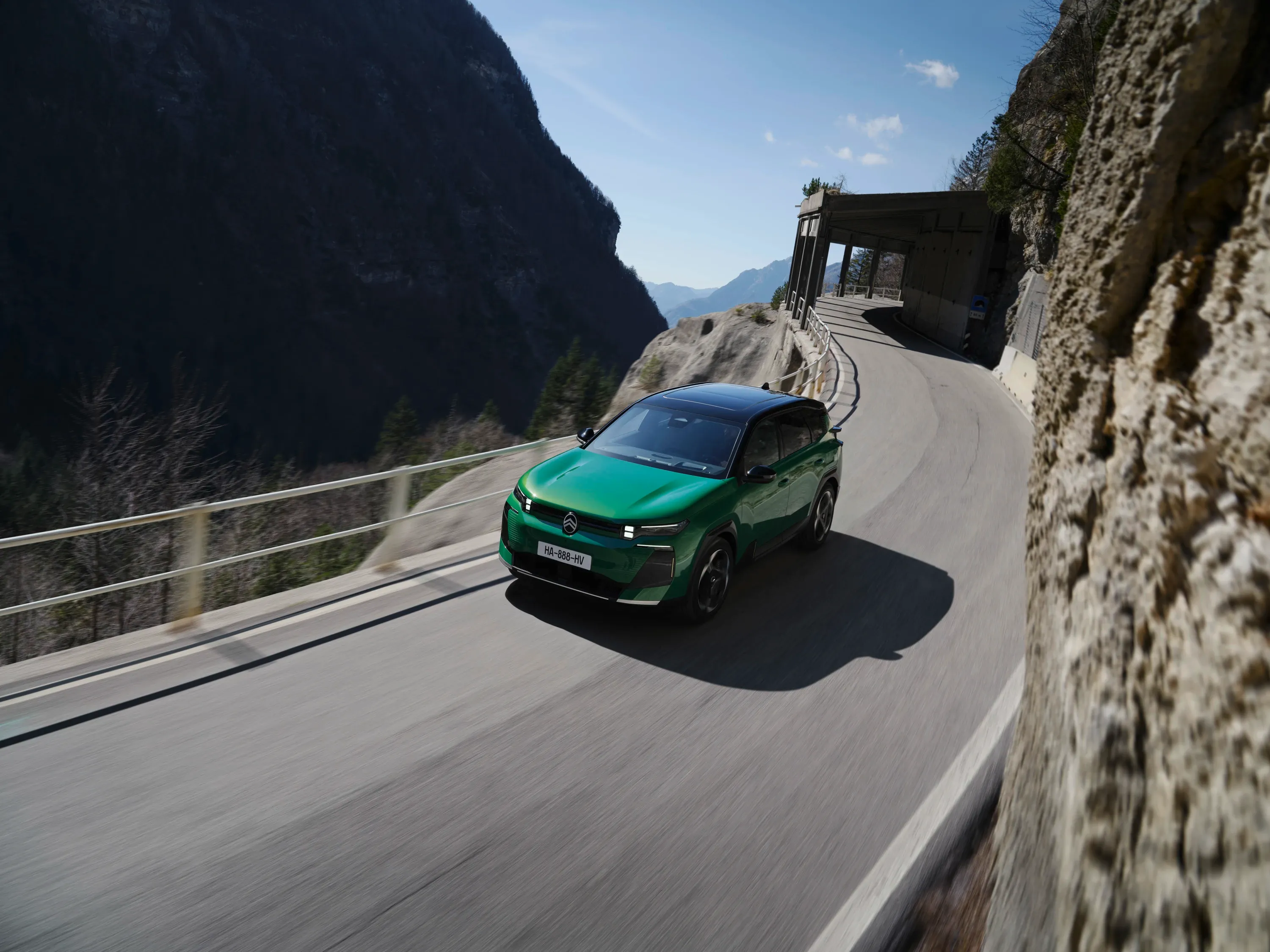 Citroen e-c5 Aircross Elettronauti in movimento montagna