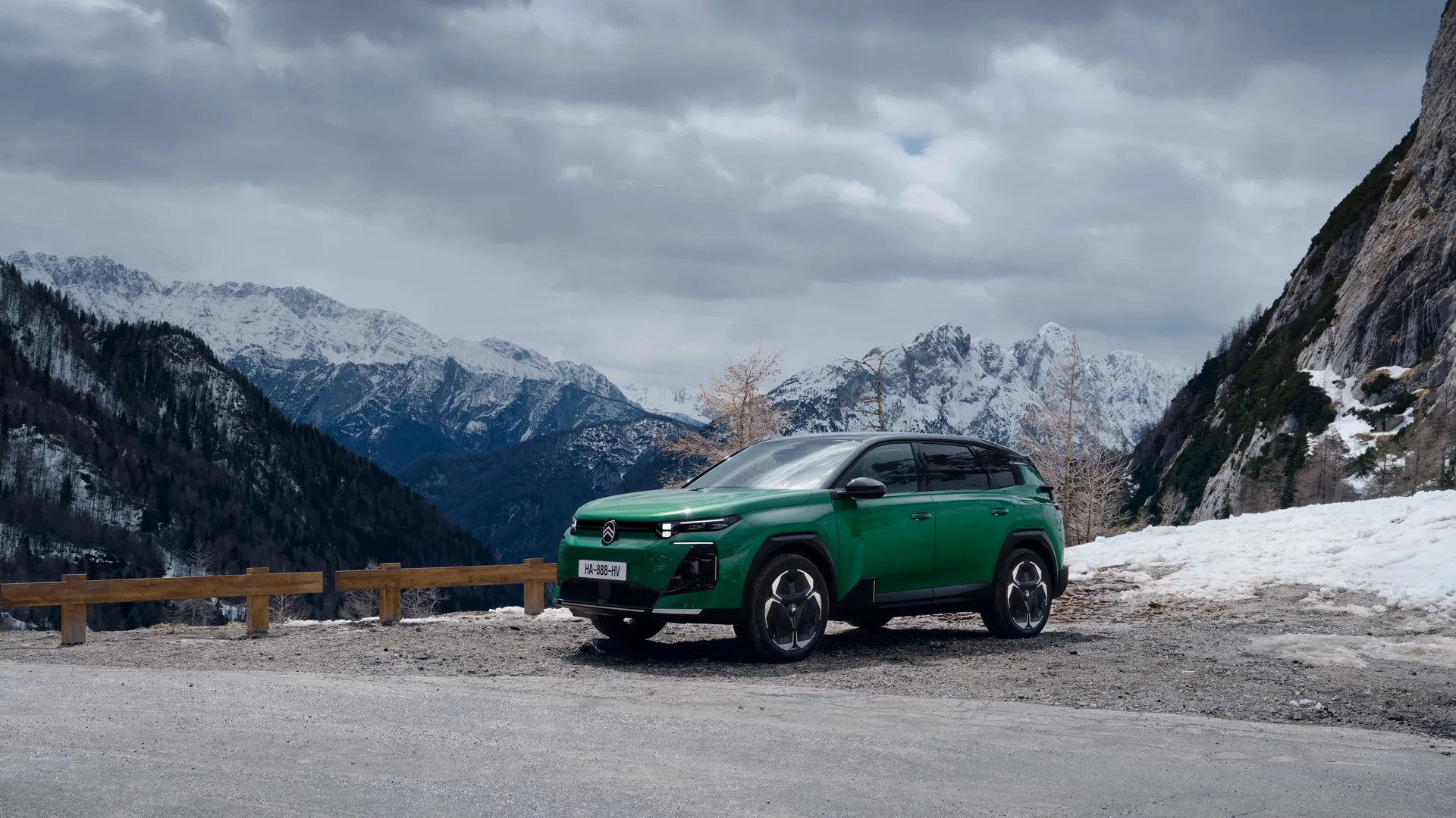 Citroen e-c5 Aircross Elettronauti parcheggiata montagna