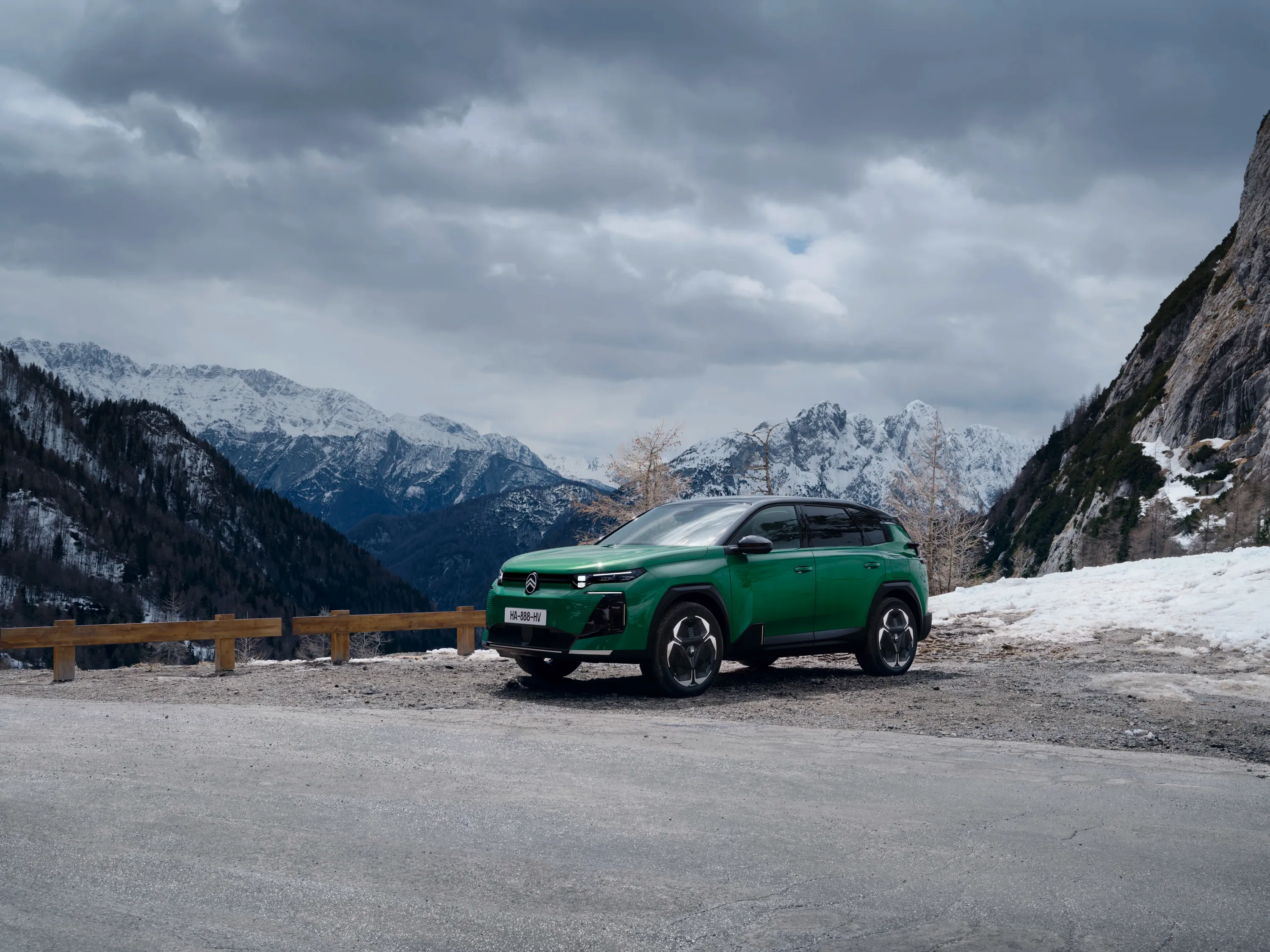 Citroen e-c5 Aircross Elettronauti parcheggiata montagna