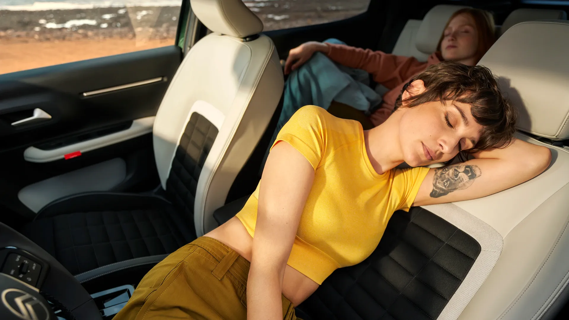 Citroen e-c3 Aircross Elettronauti interni ragazza che dorme