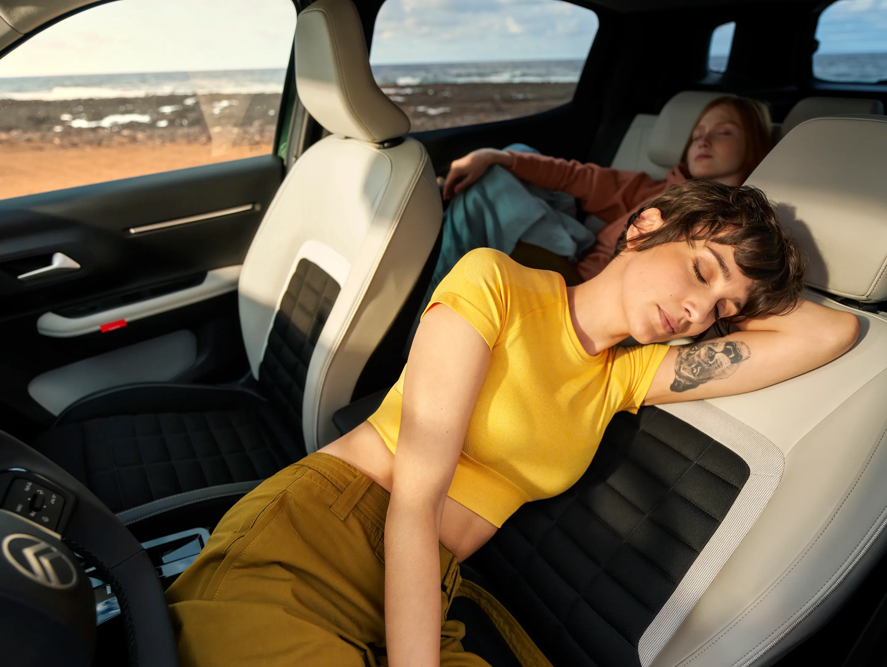 Citroen e-c3 Aircross Elettronauti interni ragazza che dorme