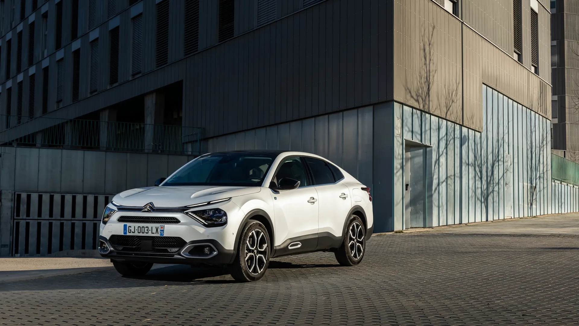 Citroen e-c4 X Elettronauti tre quarti bianca