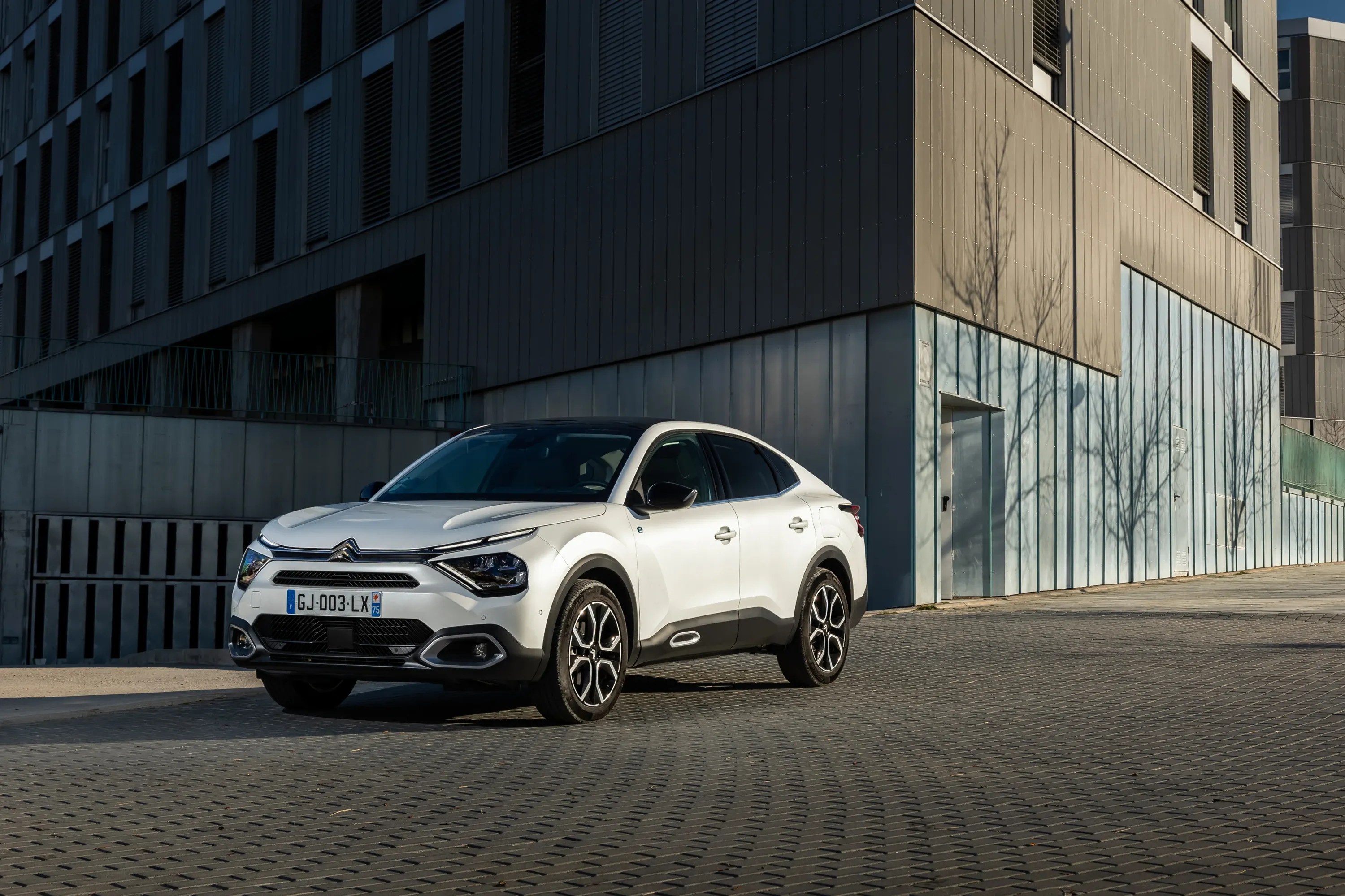 Citroen e-c4 X Elettronauti tre quarti bianca