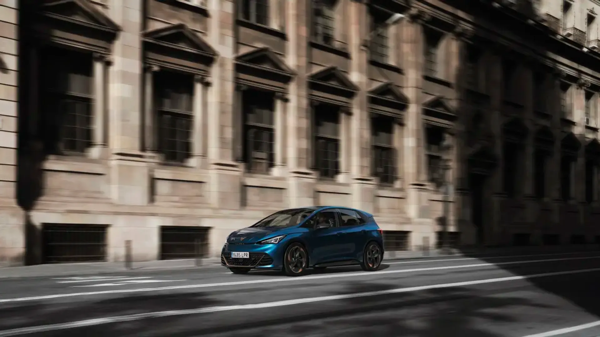 Elettronauti - Cupra Born 170 kW - 79 kWh IMPULSE+ - Blu - Esterno - Vista anteriore a tre quarti