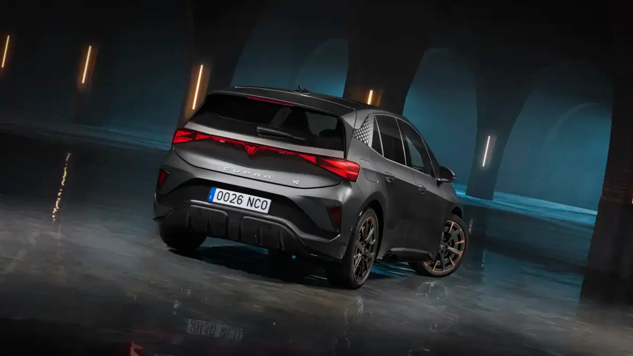 Elettronauti - Cupra Born VZ - Dark Grey - Esterno - Vista anteriore a tre quarti