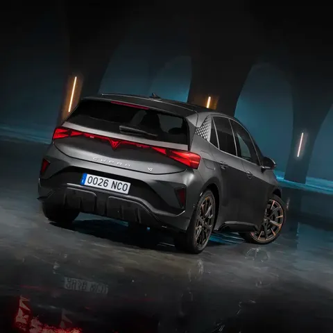 Elettronauti - Cupra Born VZ - Dark Grey - Esterno - Vista anteriore a tre quarti