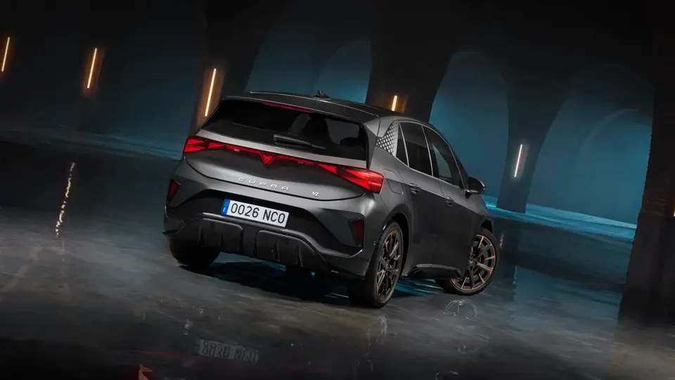 Elettronauti - Cupra Born VZ - Dark Grey - Esterno - Vista anteriore a tre quarti