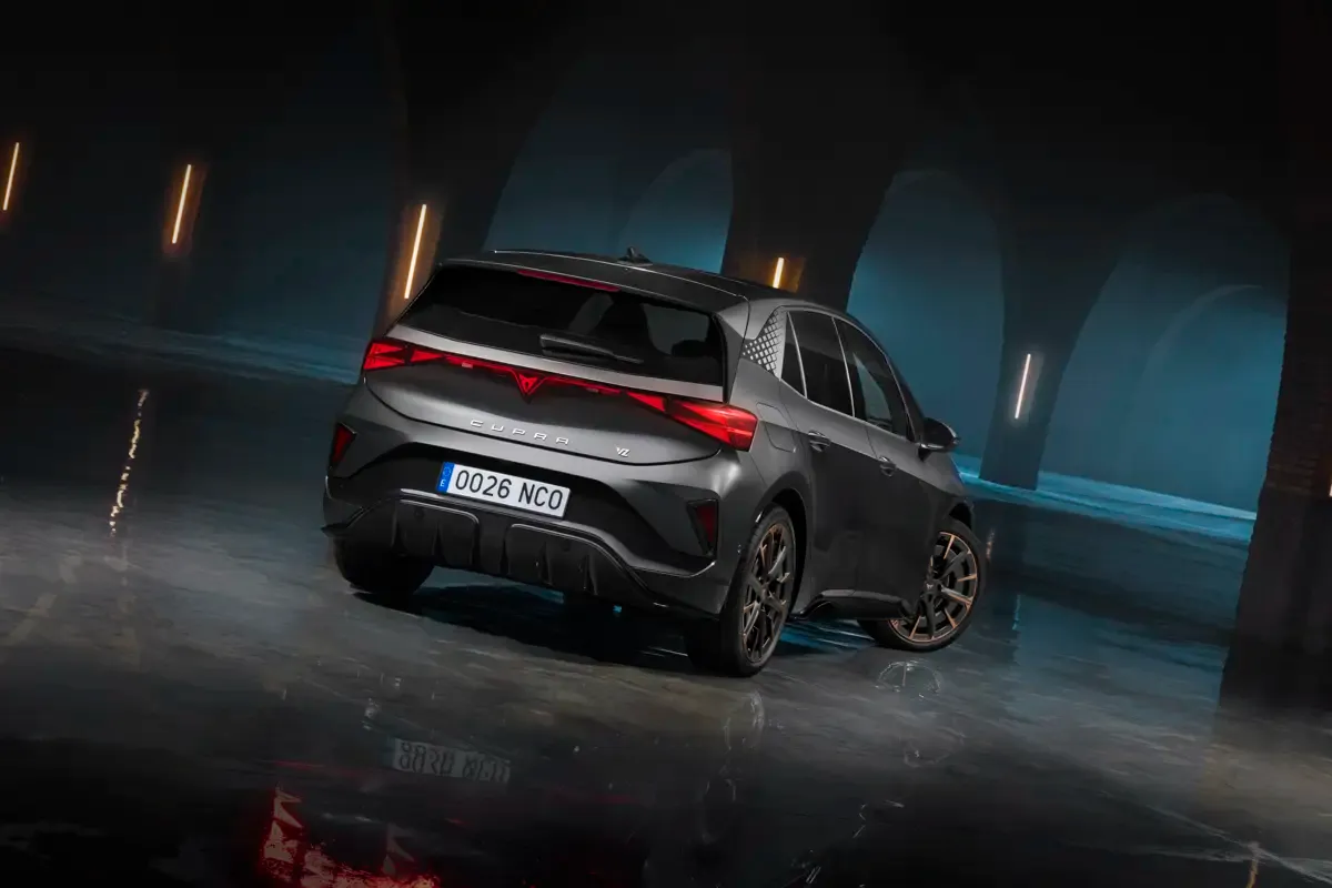 Elettronauti - Cupra Born VZ - Dark Grey - Esterno - Vista anteriore a tre quarti