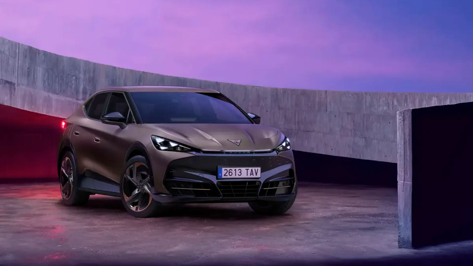 Elettronauti - Cupra Tavascan Standard Range (140 kW) - Blu - Esterno - Vista anteriore a tre quarti