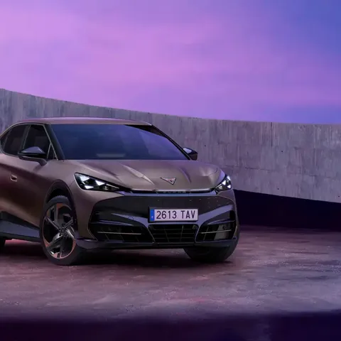 Elettronauti - Cupra Tavascan Standard Range (140 kW) - Blu - Esterno - Vista anteriore a tre quarti