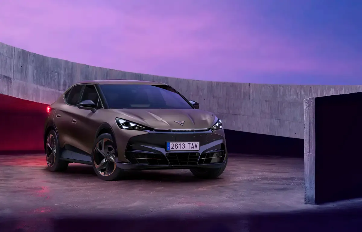 Elettronauti - Cupra Tavascan Standard Range (140 kW) - Blu - Esterno - Vista anteriore a tre quarti