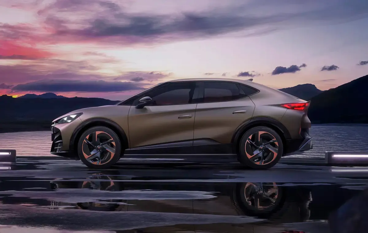 Elettronauti - Cupra Tavascan Standard Range (140 kW) - Grigio - Esterno - Vista anteriore a tre quarti