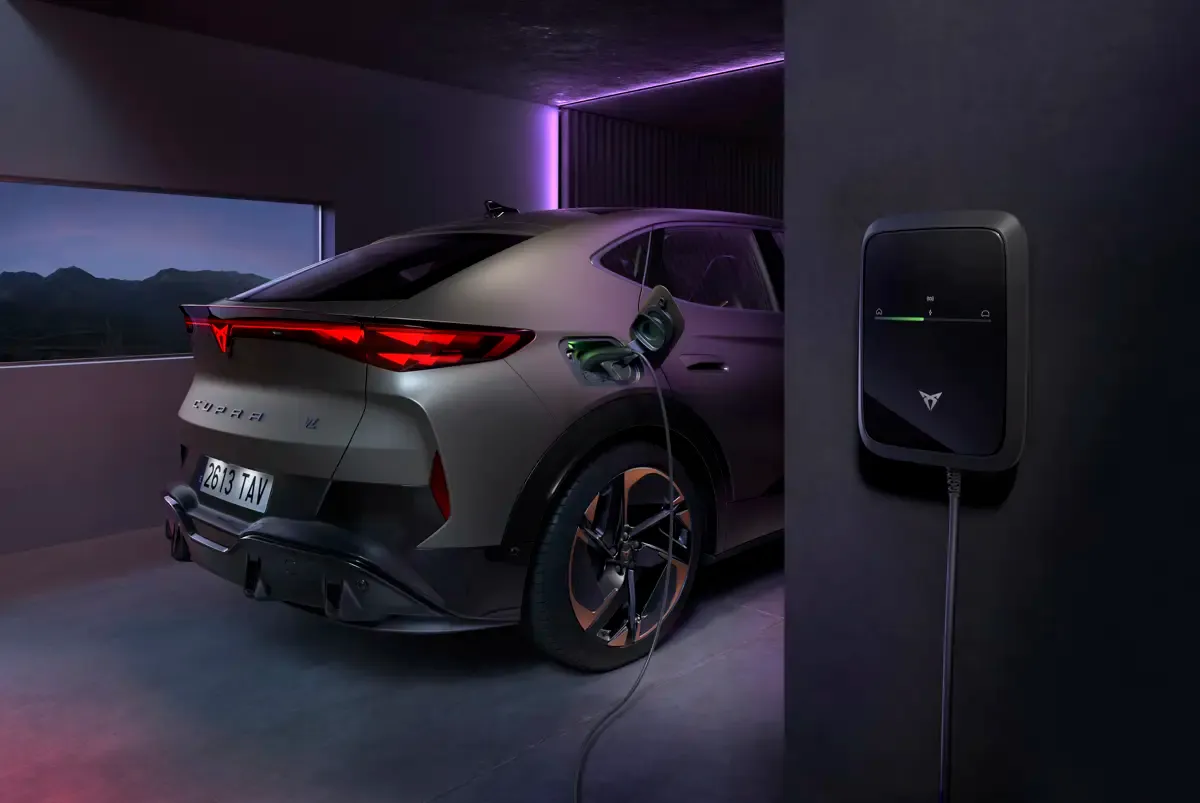 Elettronauti - Cupra Tavascan Standard Range (140 kW) - Grigio - Esterno - Vista anteriore a tre quarti
