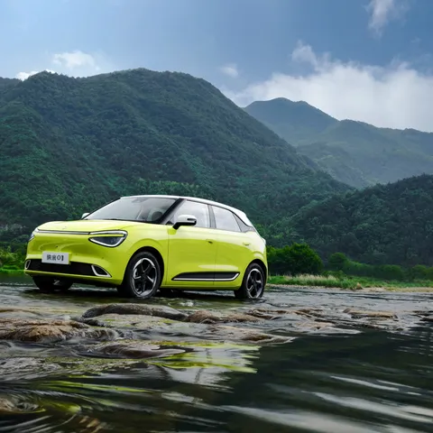 Dongfeng Nammi Box elettronauti vista tre quarti sul fiume