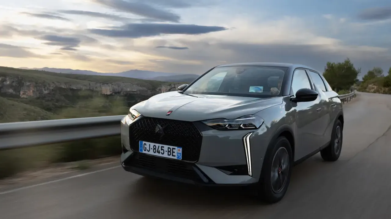 Elettronauti - DS 3 E-Tense - Dark Grey - Esterno - Vista anteriore a tre quarti
