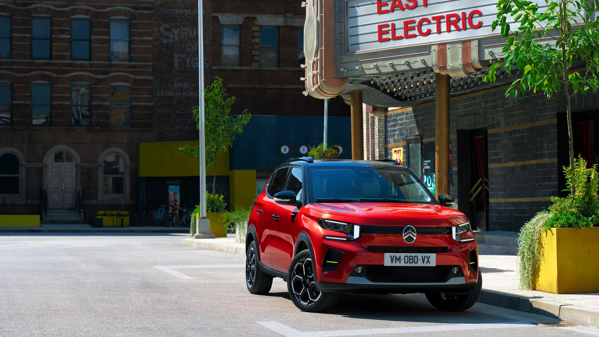 Elettronauti Citroen e-c3 vista esterna in parcheggio tre quarti