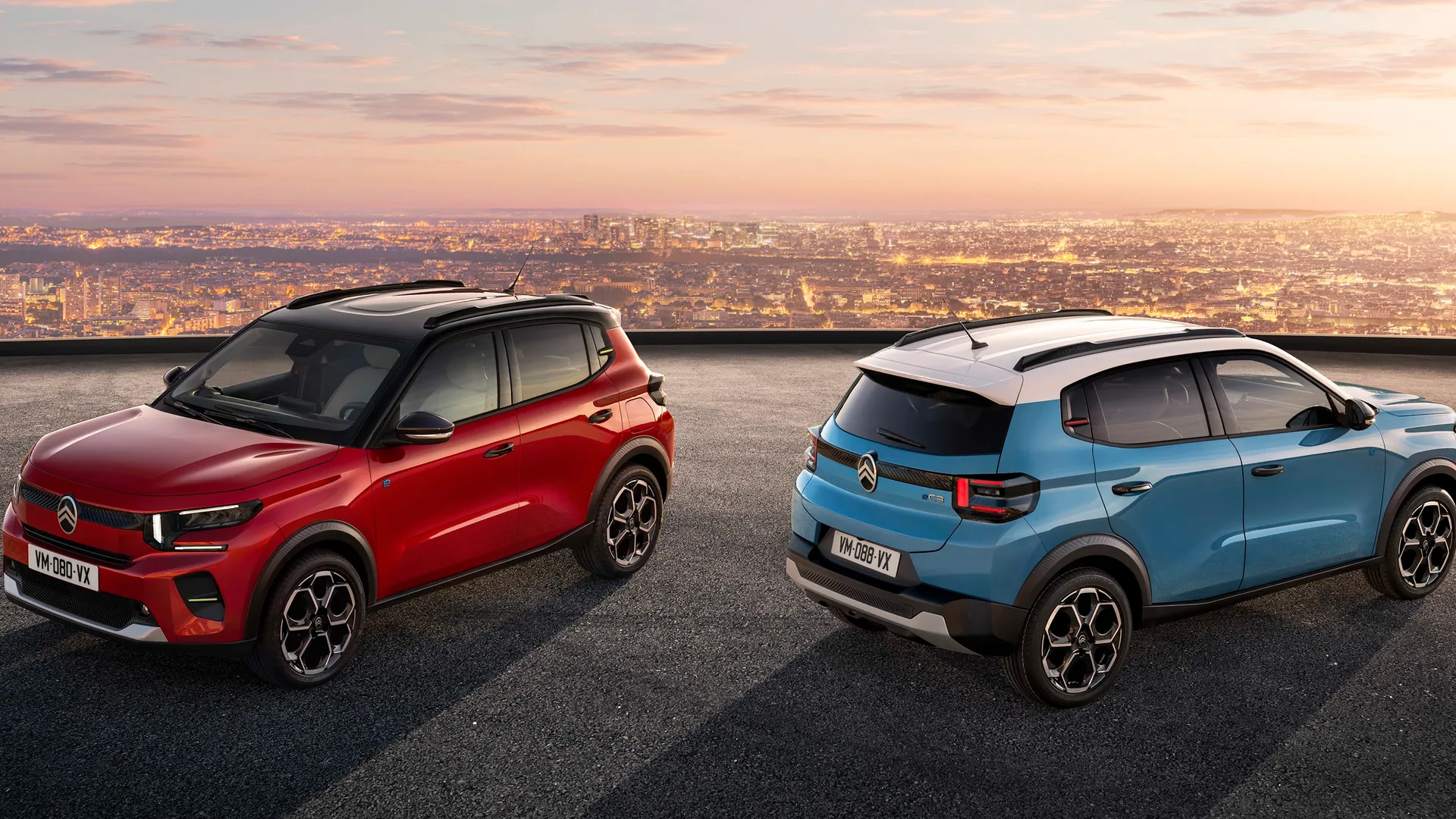 Elettronauti Citroen e-c3 tramonto con due auto