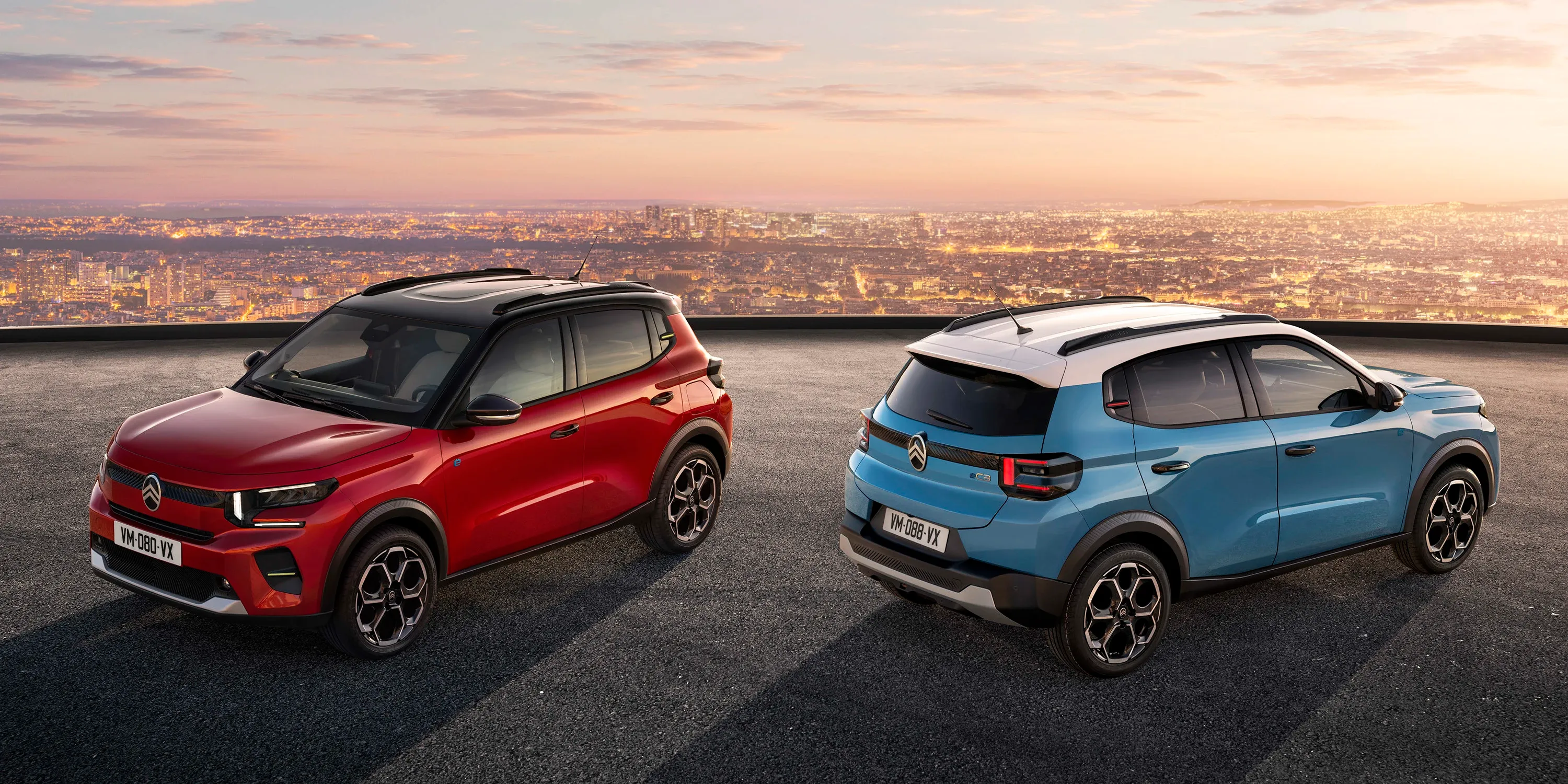 Elettronauti Citroen e-c3 tramonto con due auto