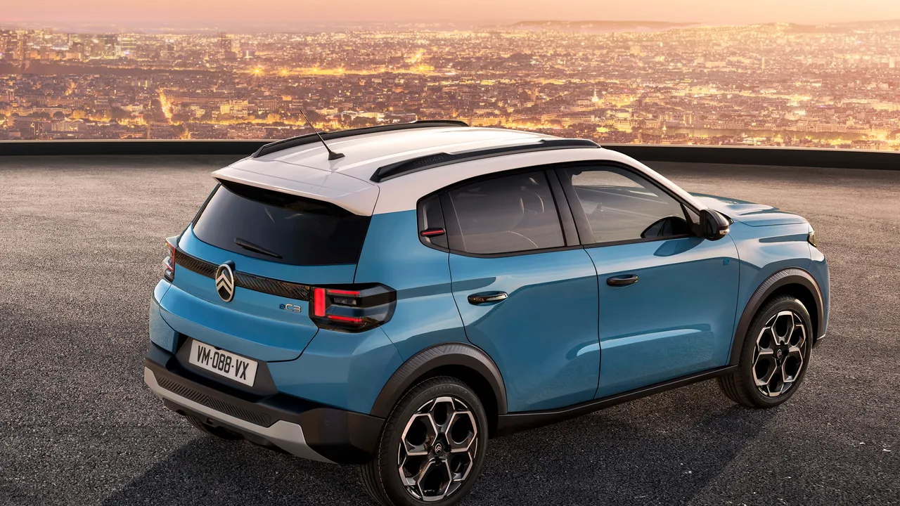Elettronauti Citroen e-c3 tramonto posteriore
