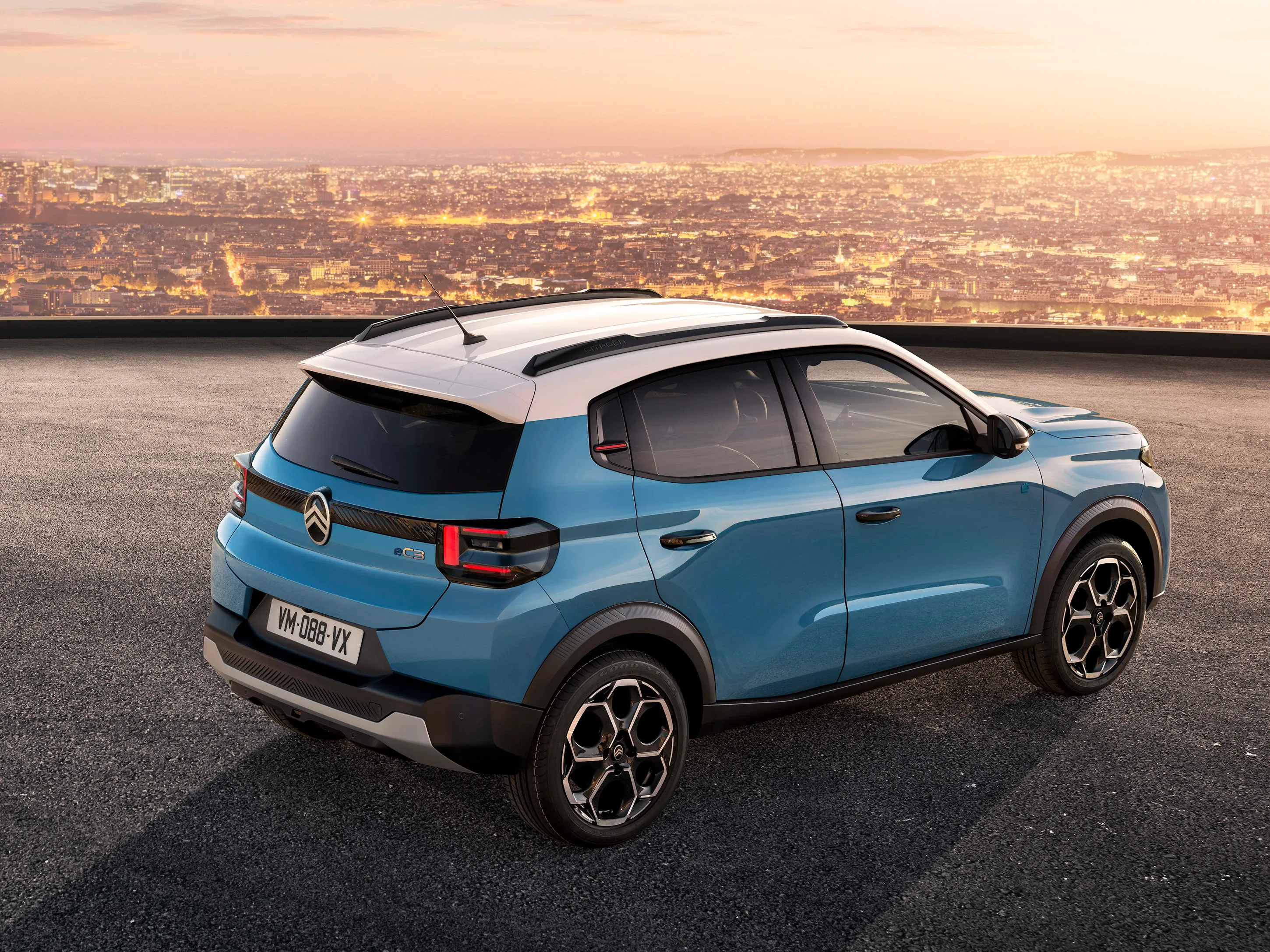 Elettronauti Citroen e-c3 tramonto posteriore