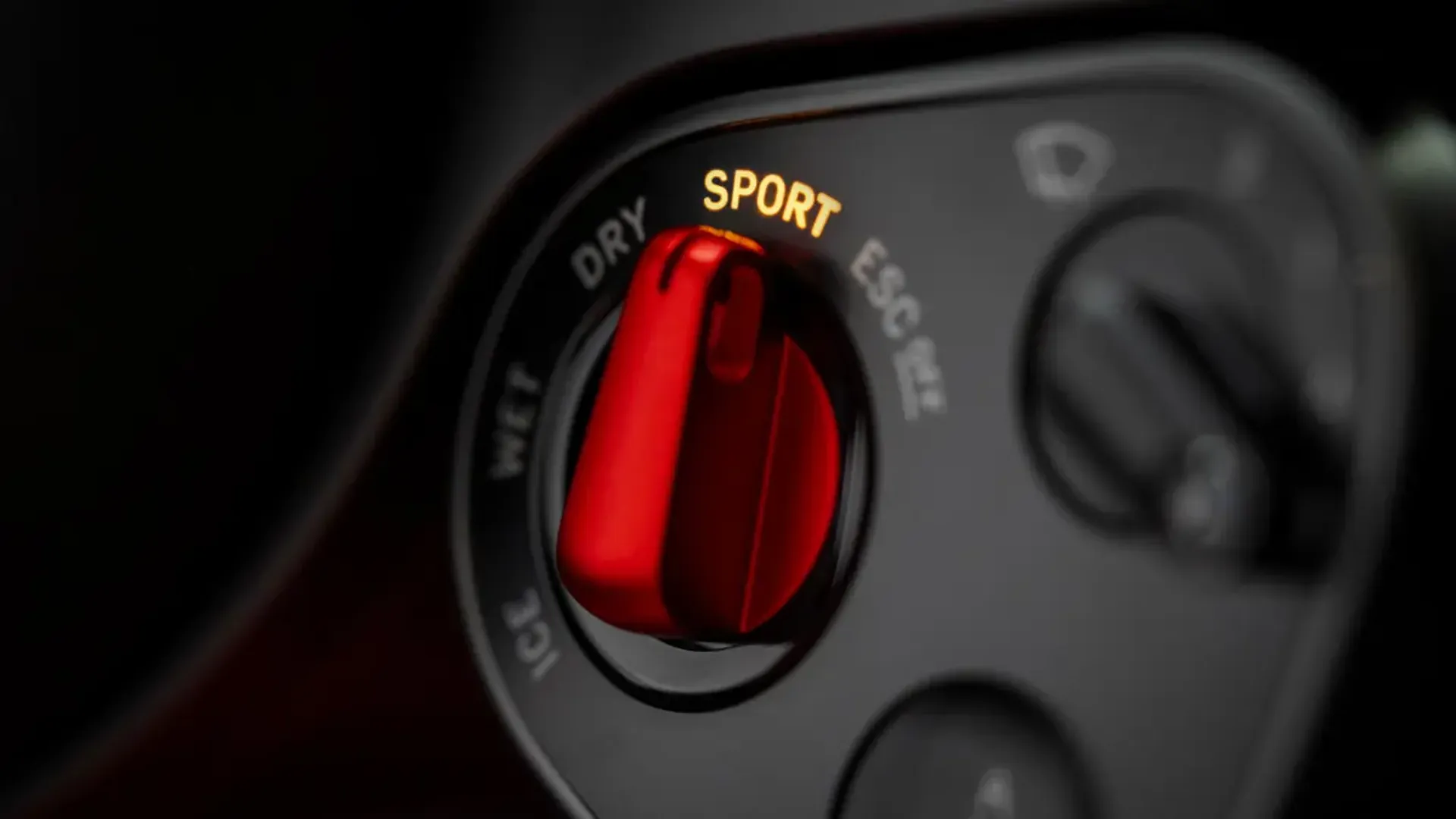 Elettronauti - Ferrari Luce - Dark Grey - Esterno - Vista anteriore a tre quarti