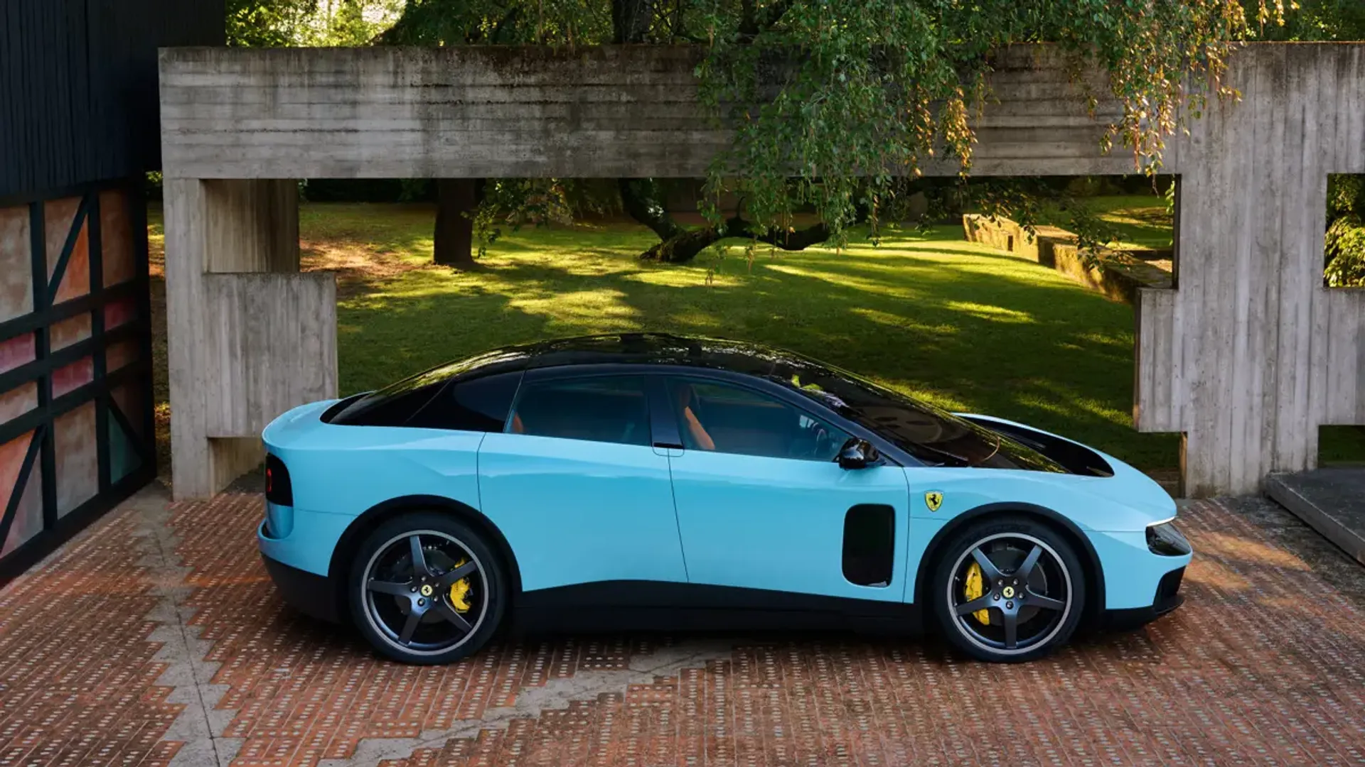 Elettronauti - Ferrari Luce - Grigio - Esterno - Vista anteriore a tre quarti