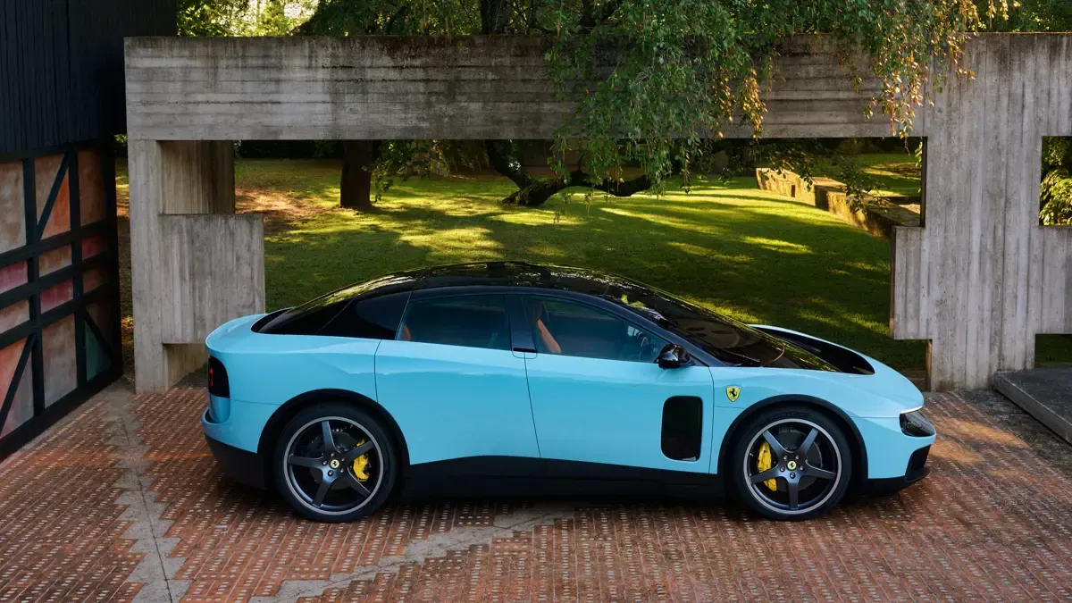 Elettronauti - Ferrari Luce - Grigio - Esterno - Vista anteriore a tre quarti