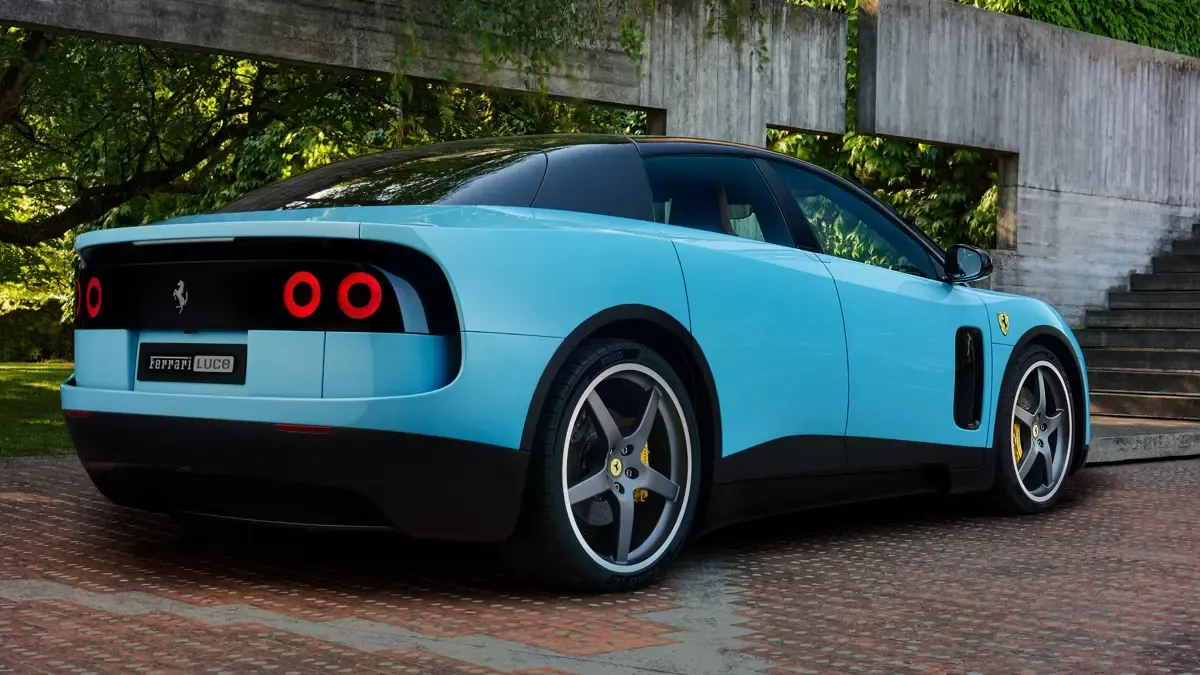 Elettronauti - Ferrari Luce - Rosso - Esterno - Vista anteriore a tre quarti