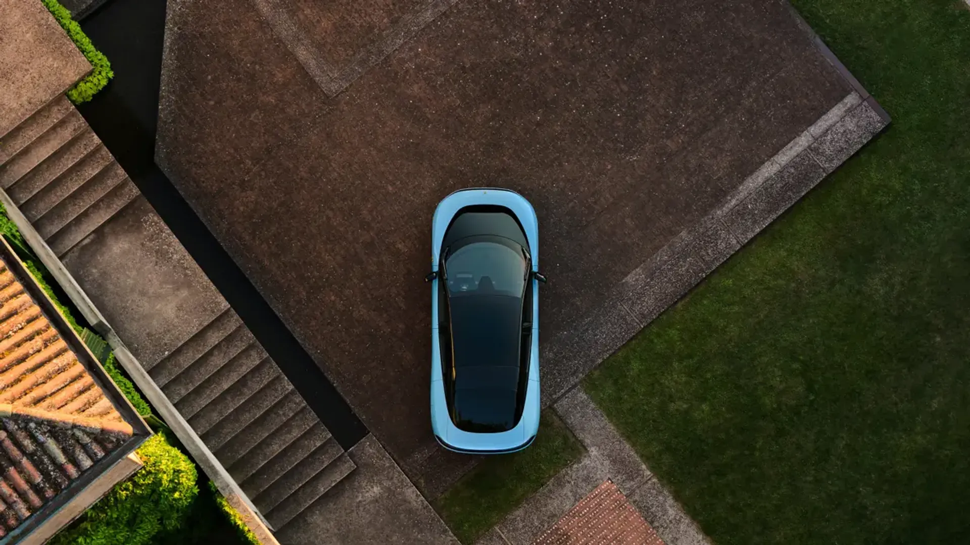 Elettronauti - Ferrari Luce - Argento - Esterno - Vista anteriore a tre quarti