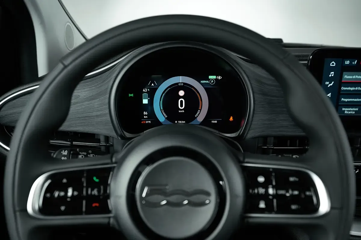 Elettronauti - Fiat 500e 24 kWh - Blu - Plancia - Vista della plancia