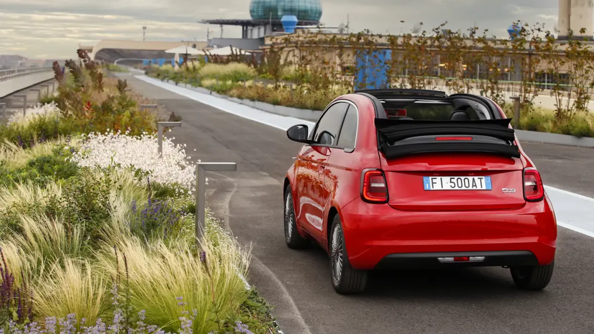 Elettronauti - Fiat 500e 24 kWh - Blu - Esterno - Vista anteriore a tre quarti