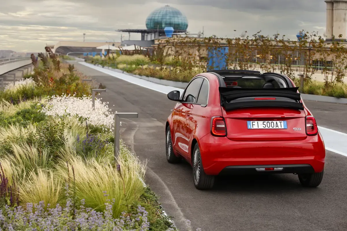 Elettronauti - Fiat 500e 24 kWh - Blu - Esterno - Vista anteriore a tre quarti