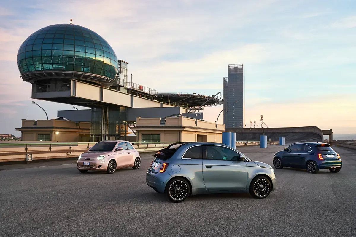 Elettronauti - Fiat 500e 24 kWh - Blu - Esterno - Vista anteriore a tre quarti