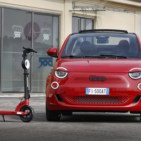 Elettronauti - Fiat 500e 42 kWh - Blu - Esterno - Vista anteriore a tre quarti